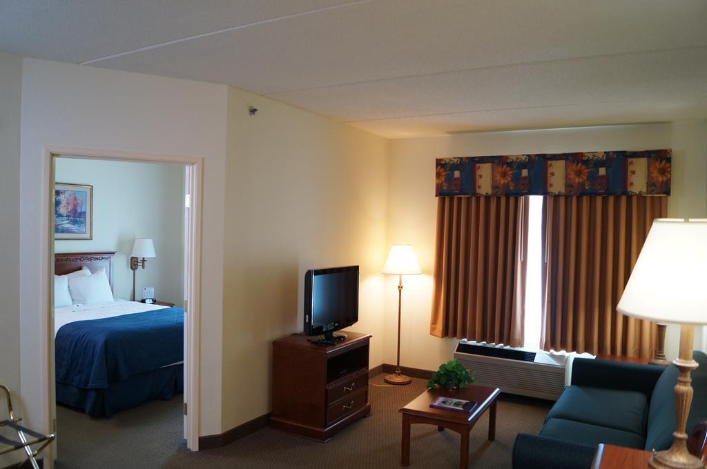 Clarion Suites At The Alliant Energy Center Madison Esterno foto